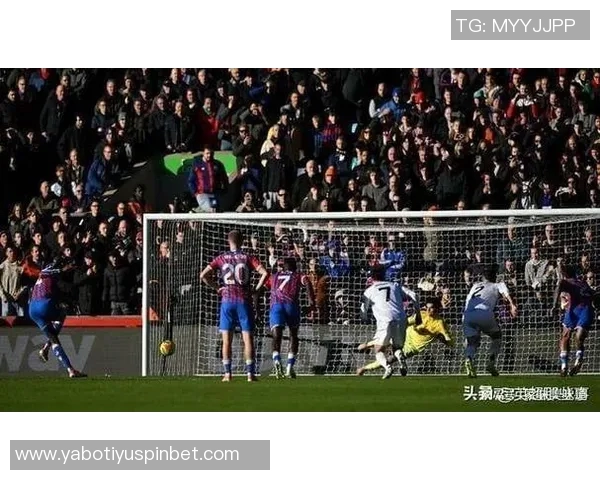 维纳尔杜姆轻松突破防线巧妙破门助球队逆转局势