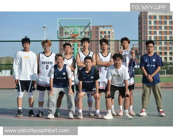 穿077球衣的女球迷晒打球美照展现对篮球的热爱与激情